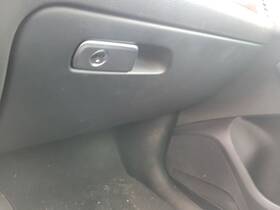 260.au1411 Audi Q5 2011 Glove Box 732743
