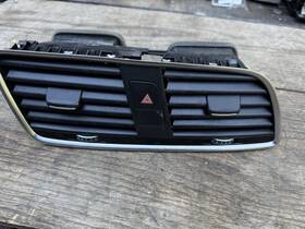 8u1-820-951-e-sxi Audi 2016-2018 Q3 Dash Dashboard Instrument Panel Center Ac Air Vent Grille Oem