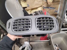 16902045 Chevrolet 2003 - 2009 05 Chevy Trailblazer Center Dash Heater Air Vents Gray Grey