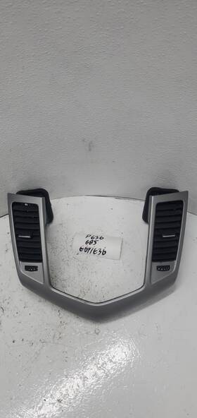 685.gm1e14 Chevrolet 2014 Cruze Dash Heater Ac Center Bezel Air Vents Grill Oem