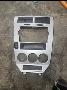 L0049174ab Dodge 2007 Caliber Dash Radio Climate Control Bezel W Air Vent L0049174ab Dodge 2007 Caliber Dash Radio Climate Control Bezel W Air Vent