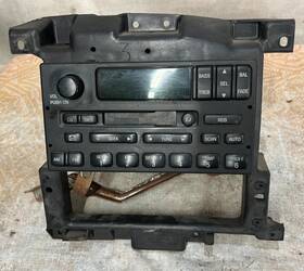 Yl3x-1504452-aa Ford 97-03 F150 Expedition Center Dash Climate Control Bracket With Radio Rr