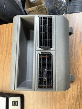 15627731 General Motors 1988 1994 Silverado Suburban Sierra Yukon Tahoe Dash Radio Bezel Vents