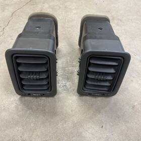 15770977 Gm 99-06 Chevy Silverado Tahoe Gmc Sierra Passenger Right Center Dash Vents Pair 69
