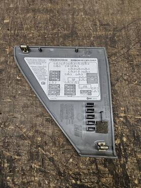 15771385 Gm 1999-06 Silverado Tahoe Sierra Yukon Interior Dash Fuse Panel Access Cover Gray 15771385 Gm 1999-06 Silverado Tahoe Sierra Yukon Interior Dash Fuse Panel Access Cover Gray