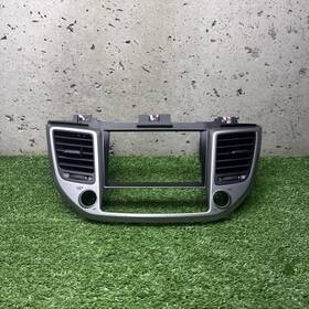 97420d30004x Hyundai 2016 - 2018 Tucson Dash Display Bezel With Center Ac Air Vent Grilles Oem