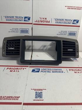 97480-3k000 Infiniti 2006-2009 M45 M35 Dash Center Radio Bezel With Moth Air Vents Gray