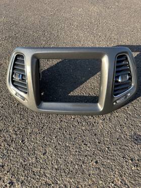 5zl48trmaa Jeep 2017-2019-2021 Compass Center Dash Radio Screen Air Vent Trim Bezel Oem 67a