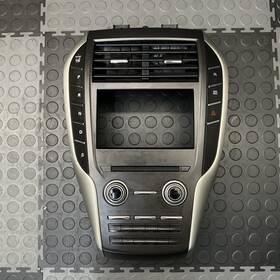 Gj7t18d699eh Lincoln 2017-2019 Mkc Center Dash Gear Shift Radio Climate Control Panel Oem