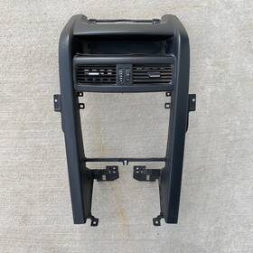 92213201 Pontiac 2008-2009 G8 Center Dash Radio Bezel Housing Trim Panel
