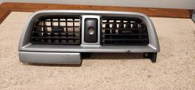 66065o Subaru 2002 Impreza Rs Sedan Center Dash Vents With Hazard Button